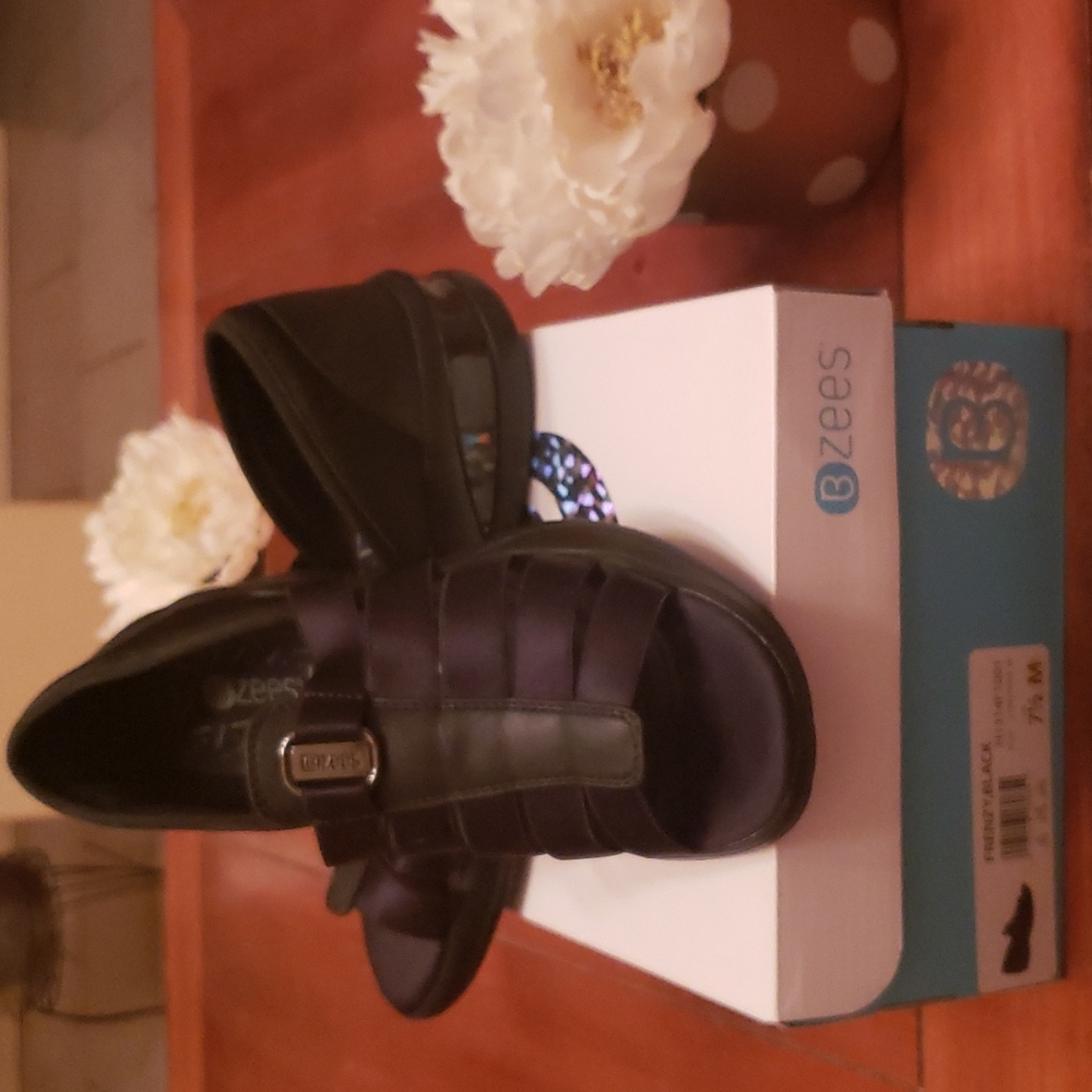 BZEES Surprise Black Sandals